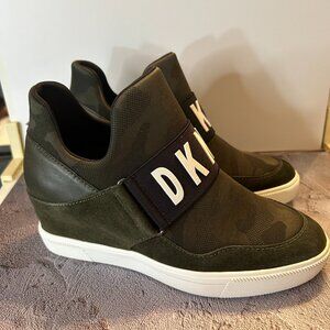 DKNY COSMOS WEDGE SNEAK BLK K309132 STCH CAM/OL SU CAMO BLACK New with Box